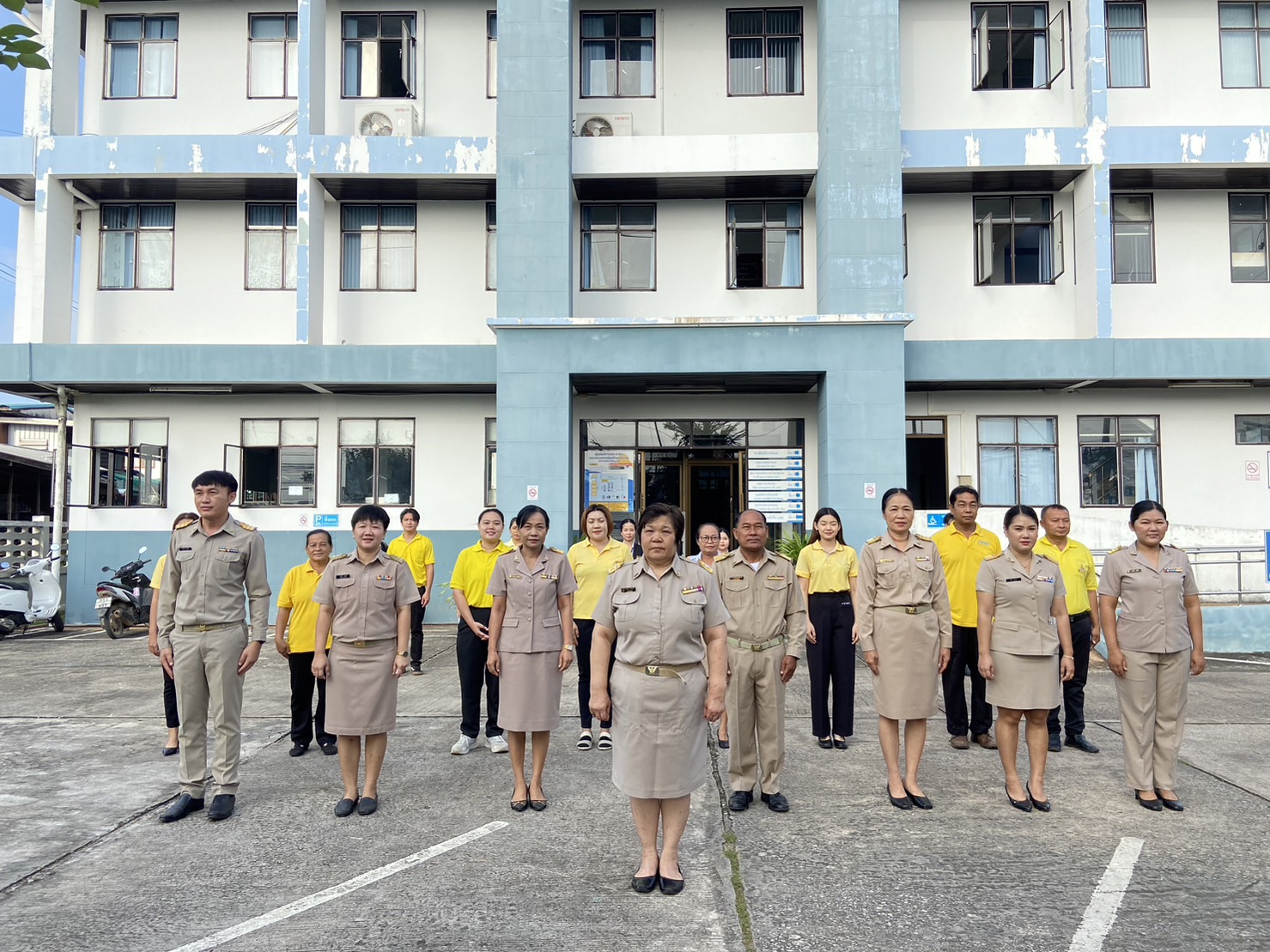 สำนักงานพาณิชย์จังหวัดเลย ร่วมเข้าแถวเคารพธงชาติ และสวดมนต์ไหว้พระ ประจำเดือนพฤศจิกายน 2566